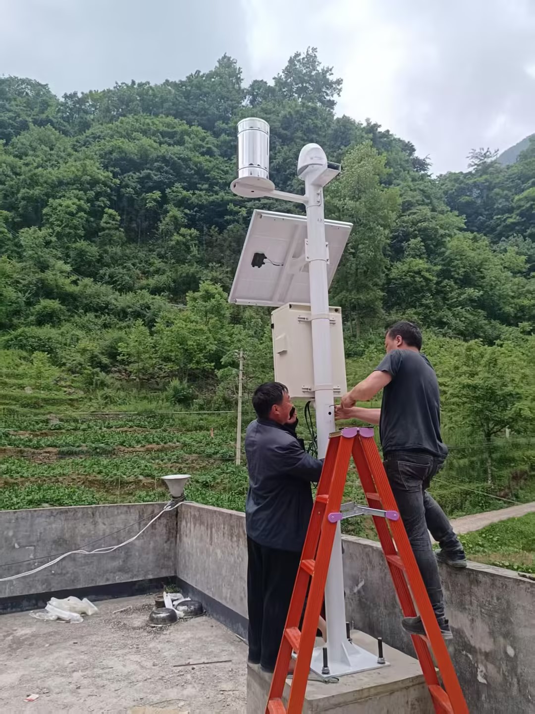 山区安装雨量监测站